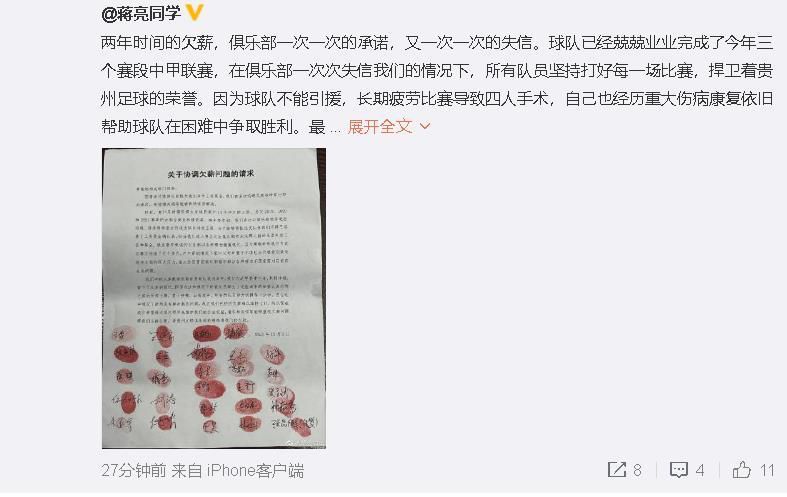 家中男女主人并未同排站立，母亲站在父亲身侧，似乎暗指着这位父亲的绝对权力